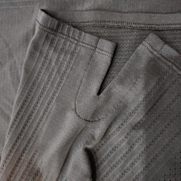 Lululemon black tank excellent condition Size 2 - Picture 3 of 4